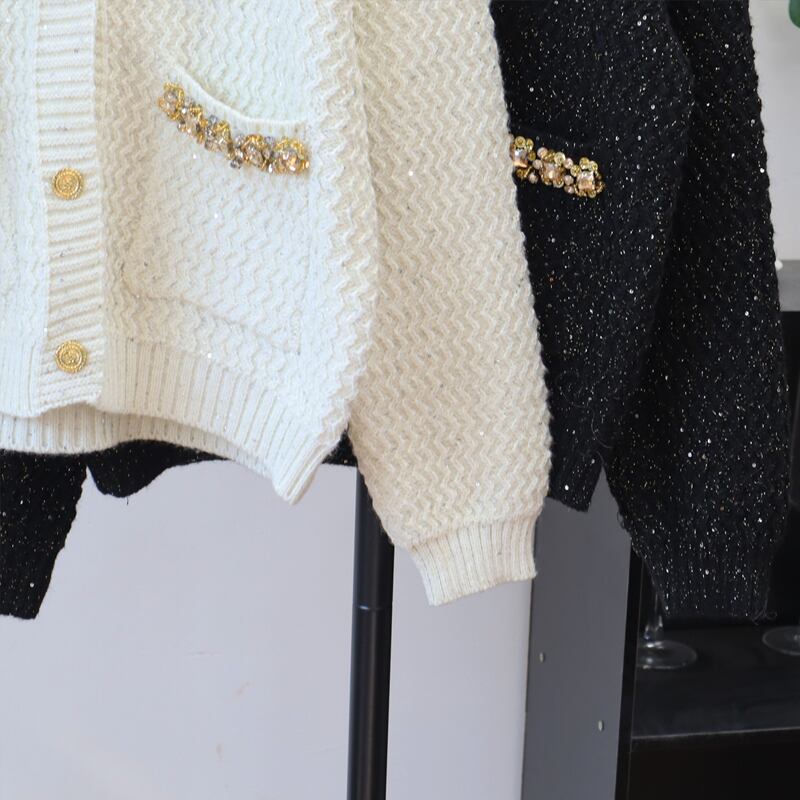 【outer】ラメ入りラインストーン付きニットカーディガン Q7326