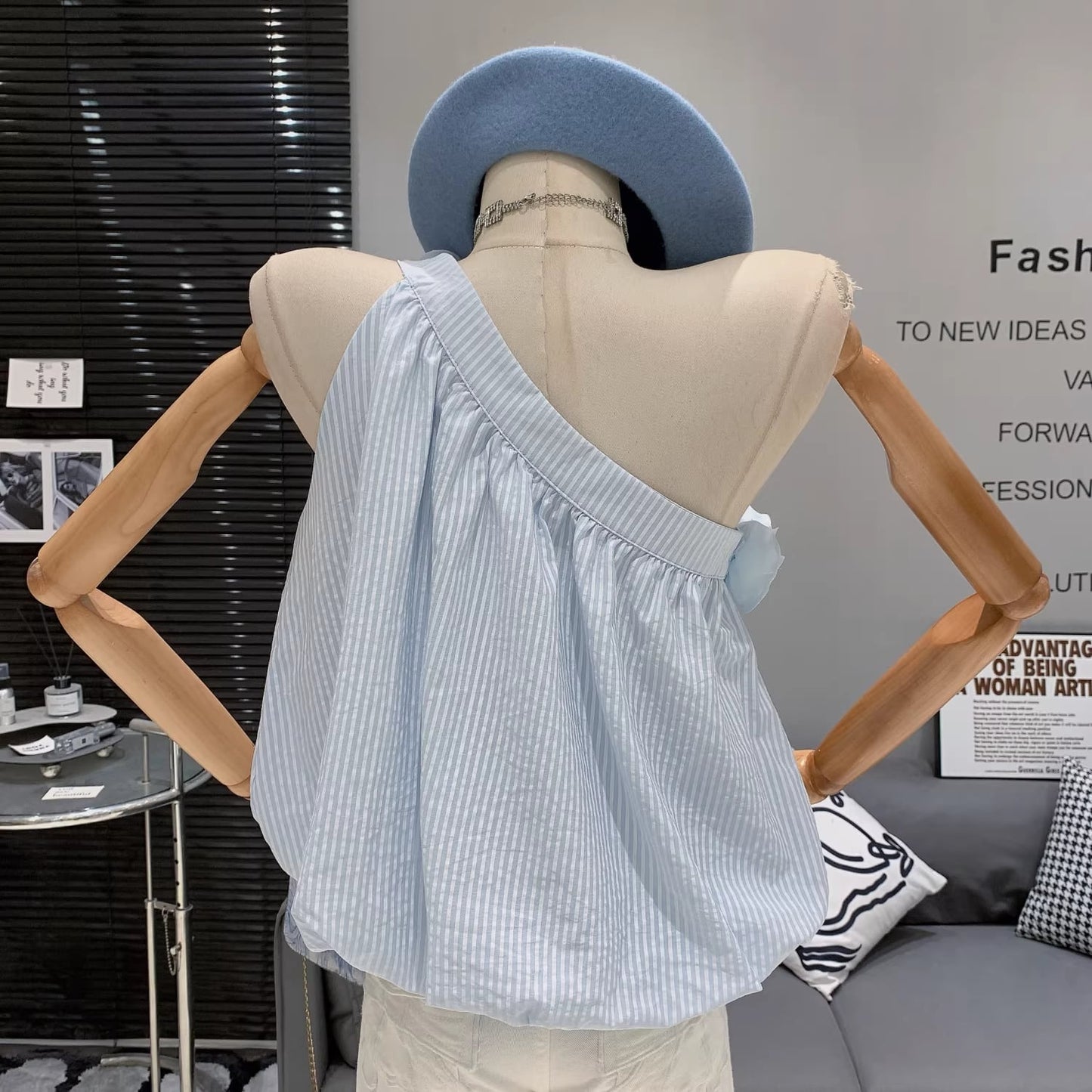 【tops】ストライプ柄ワンショルダー立体感フラワートップス Q8389