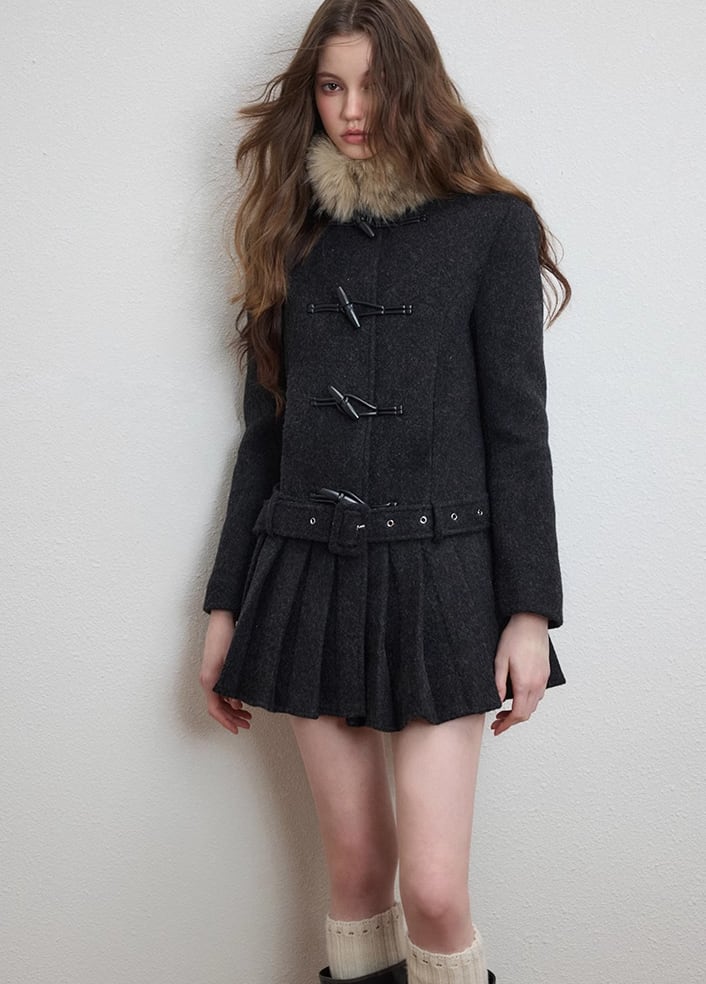【outer】ファー付きプリーツ裾ラシャコート Q7566