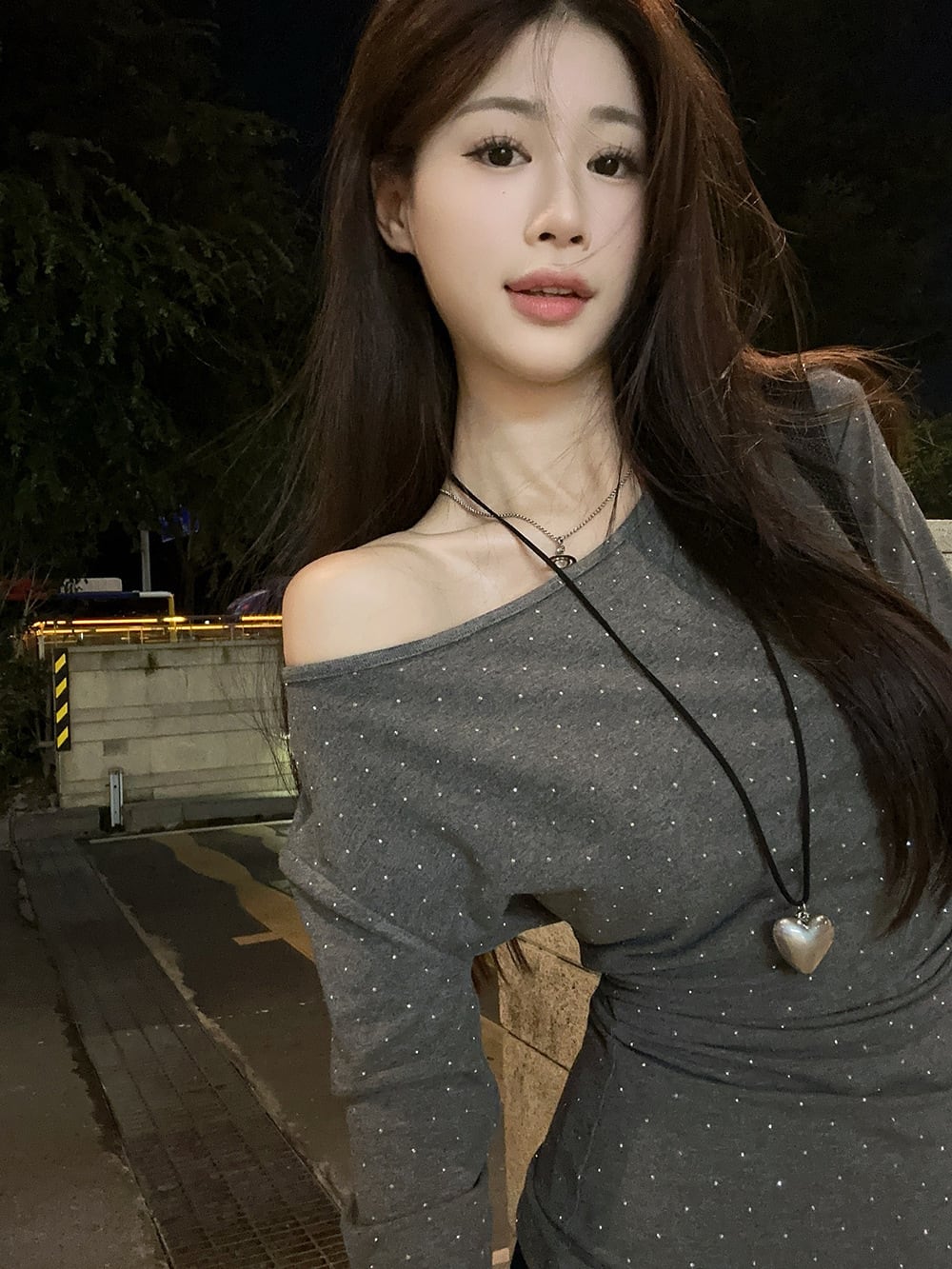 【tops】ビジュー長袖Tシャツ　M25625