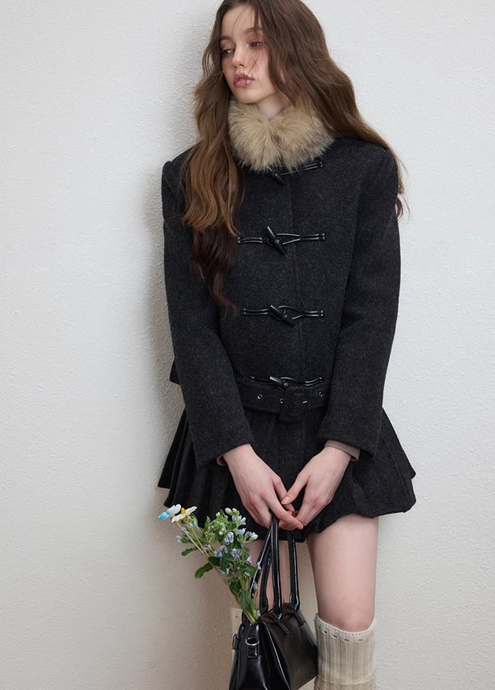 【outer】ファー付きプリーツ裾ラシャコート Q7566