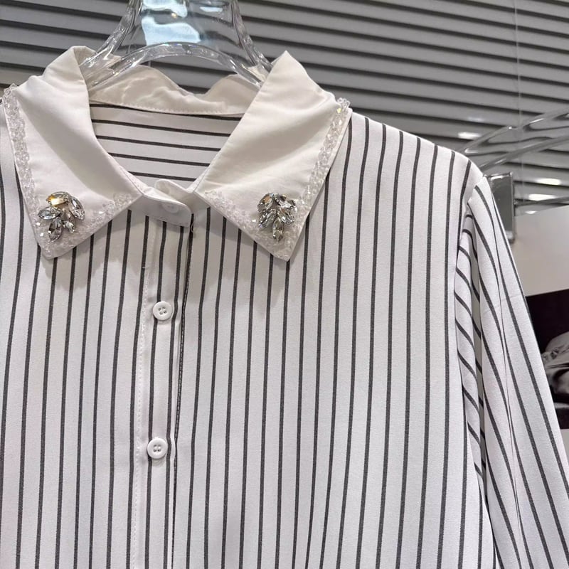 【tops】ラインストーン付きギャザーフリルシャツ Q8387