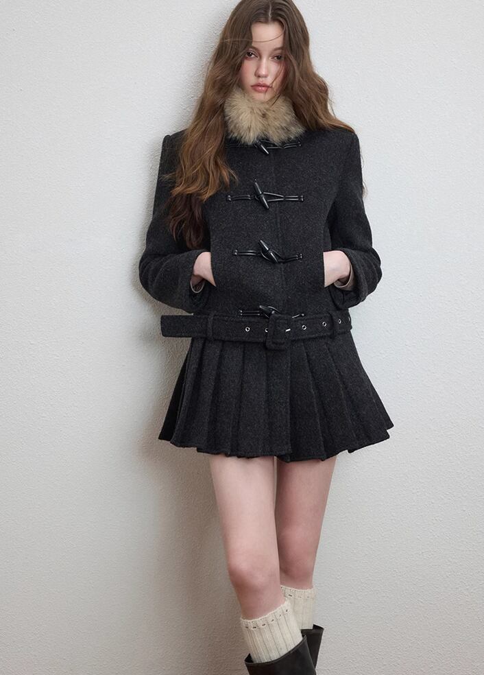 【outer】ファー付きプリーツ裾ラシャコート Q7566
