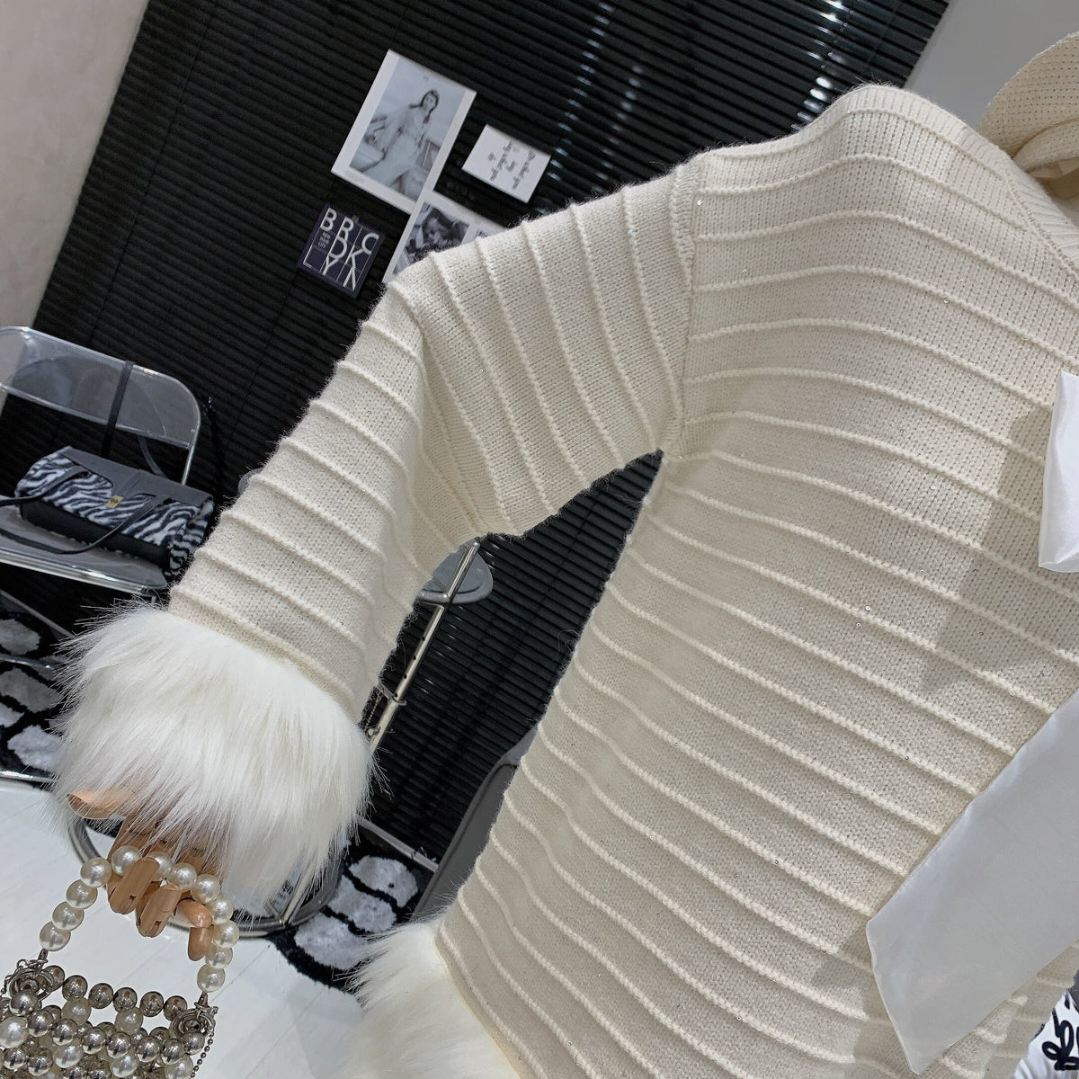 【tops】袖ファーリボン付きニットプルオーバー　N2940