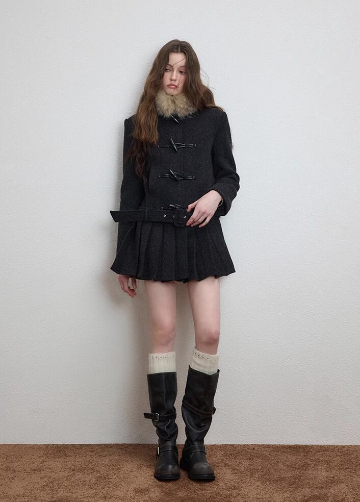 【outer】ファー付きプリーツ裾ラシャコート Q7566