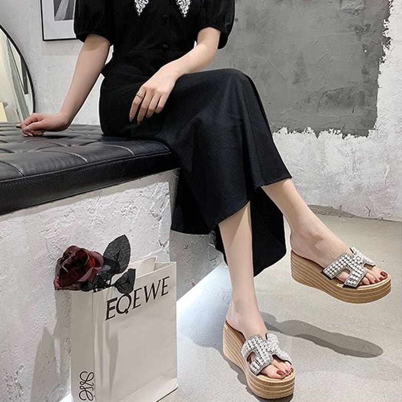 【Shoes】パール付き厚底サンダル Q8432