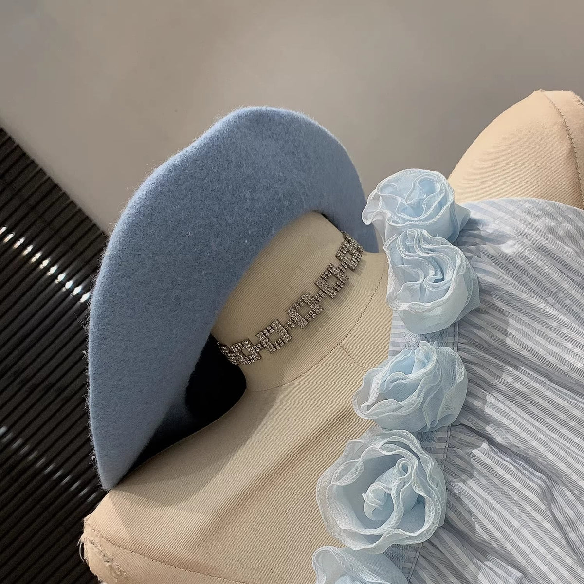 【tops】ストライプ柄ワンショルダー立体感フラワートップス Q8389