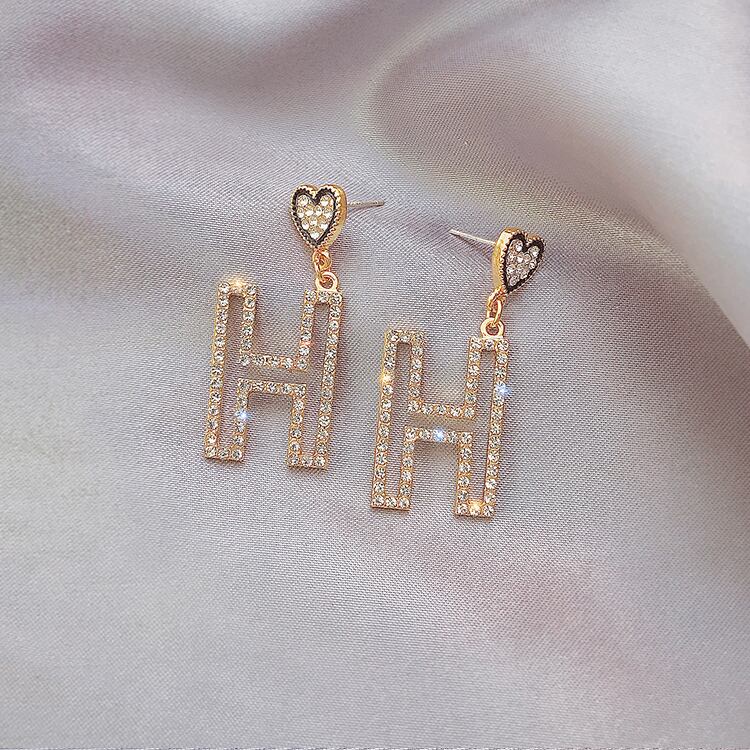 【小物】美人度アップ  気質スウィートハートH文字ピアスアクセサリー