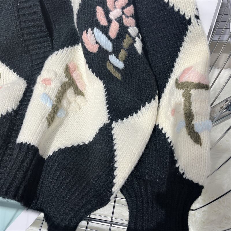 【outer】アーガイル柄刺繍ニットカーデ　N2082