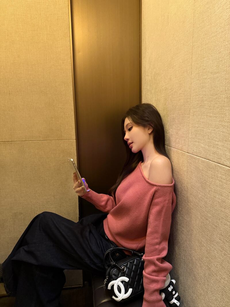 【tops】オフショルダーニットセーター　M28602