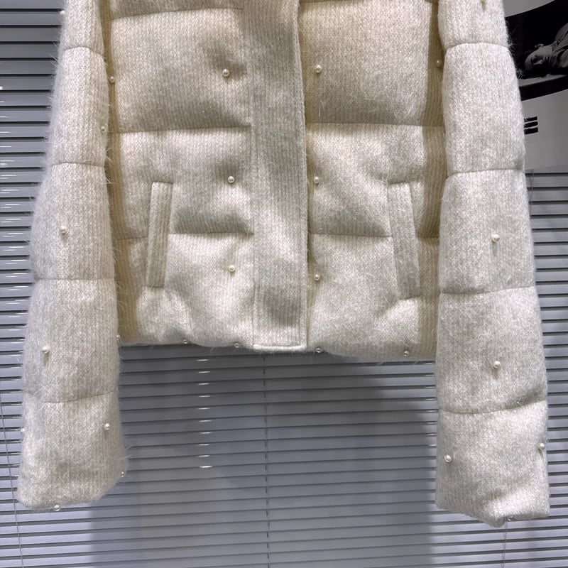 【outer】パール付きハイネック中綿コート Q7332